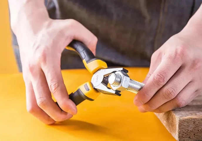 What is the importance of the Insulated Combination Pliers? - 翻译中...